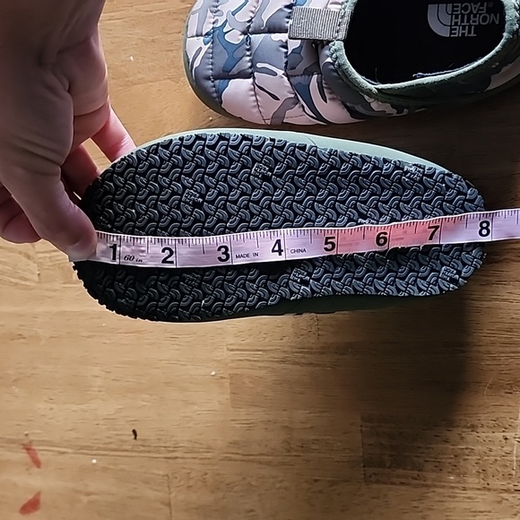The North Face slippers size 13 little kids - Picture 5 of 5